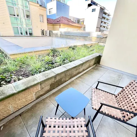Apartament Karlin With Balcony And Parking