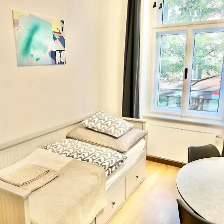 Karlin With Balcony And Parking * Πράγα