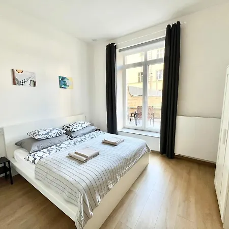 Karlin With Balcony And Parking * Πράγα